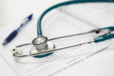 Stéthoscope posé sur un dossier médical