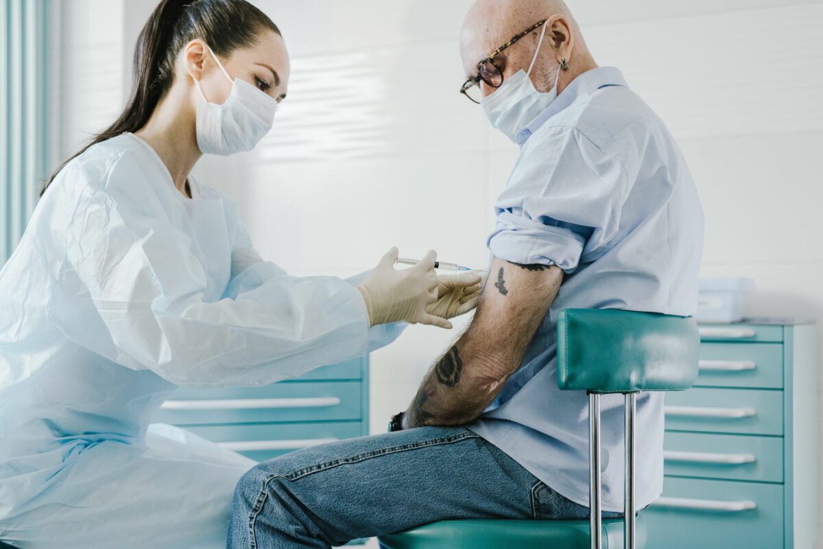 Vaccination grippe et Covid-19 : la campagne 2026-2027 démarre le 13 octobre, ce que les 65 ans et plus doivent savoir